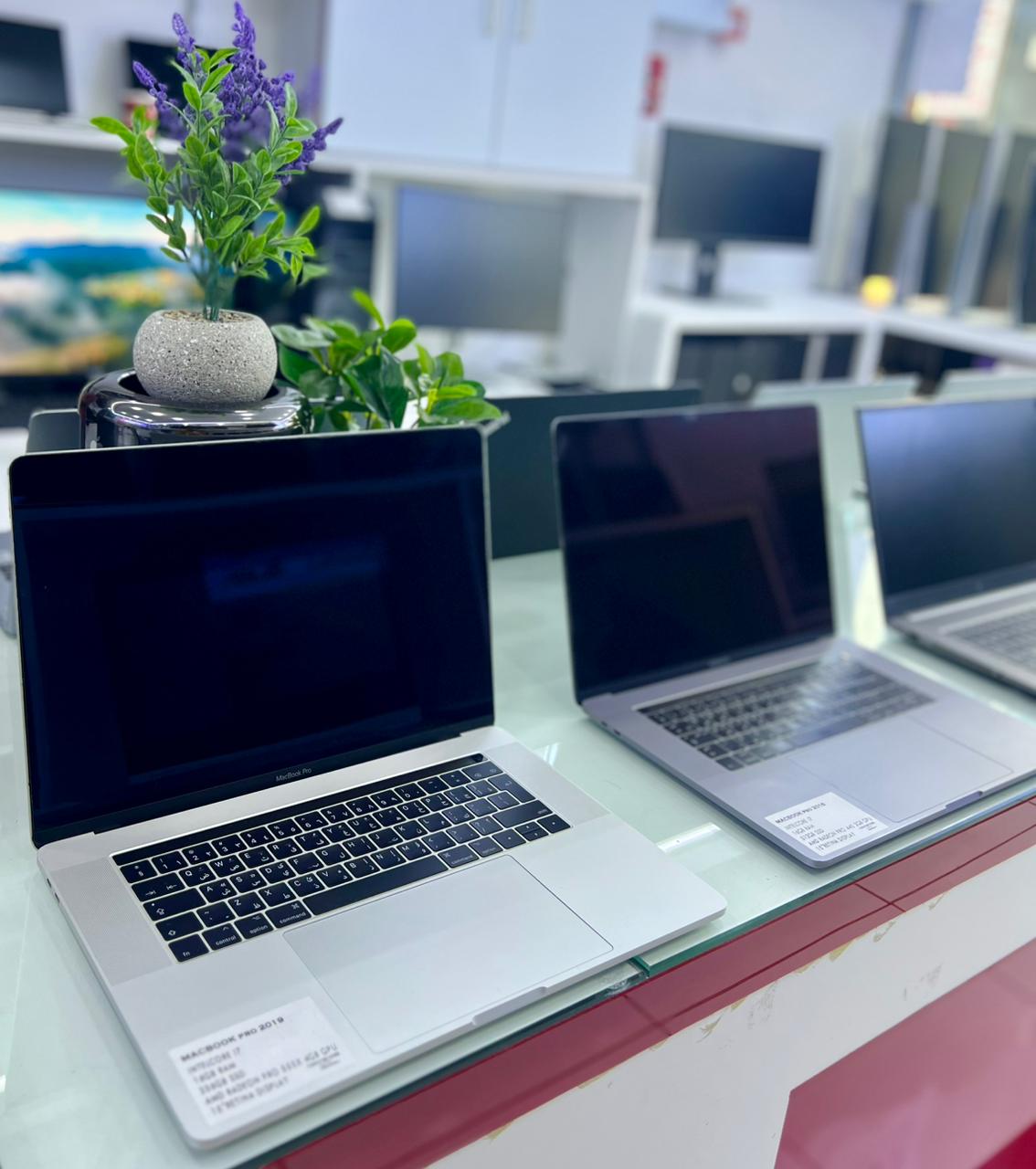 Oceanic Trading Showroom - Mac & Windows Laptops Display 1
