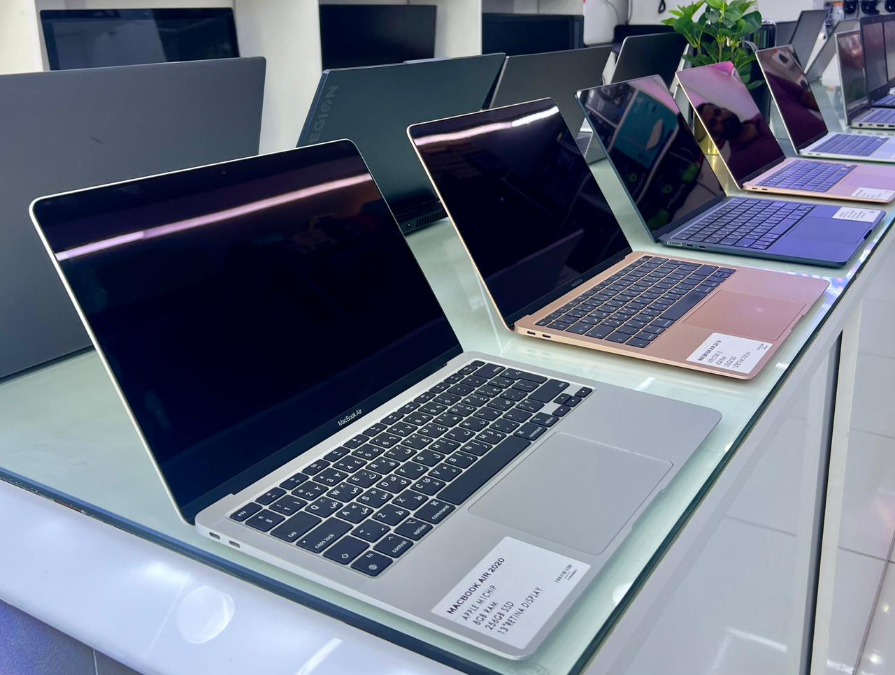 Oceanic Trading Showroom - Mac & Windows Laptops Display 3